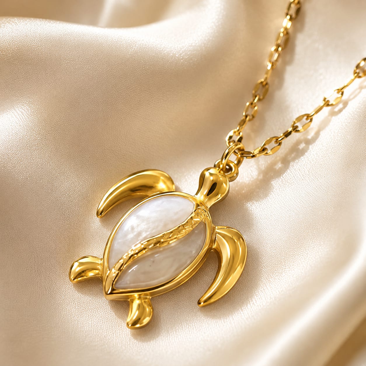 Turtelle Pendant Necklace