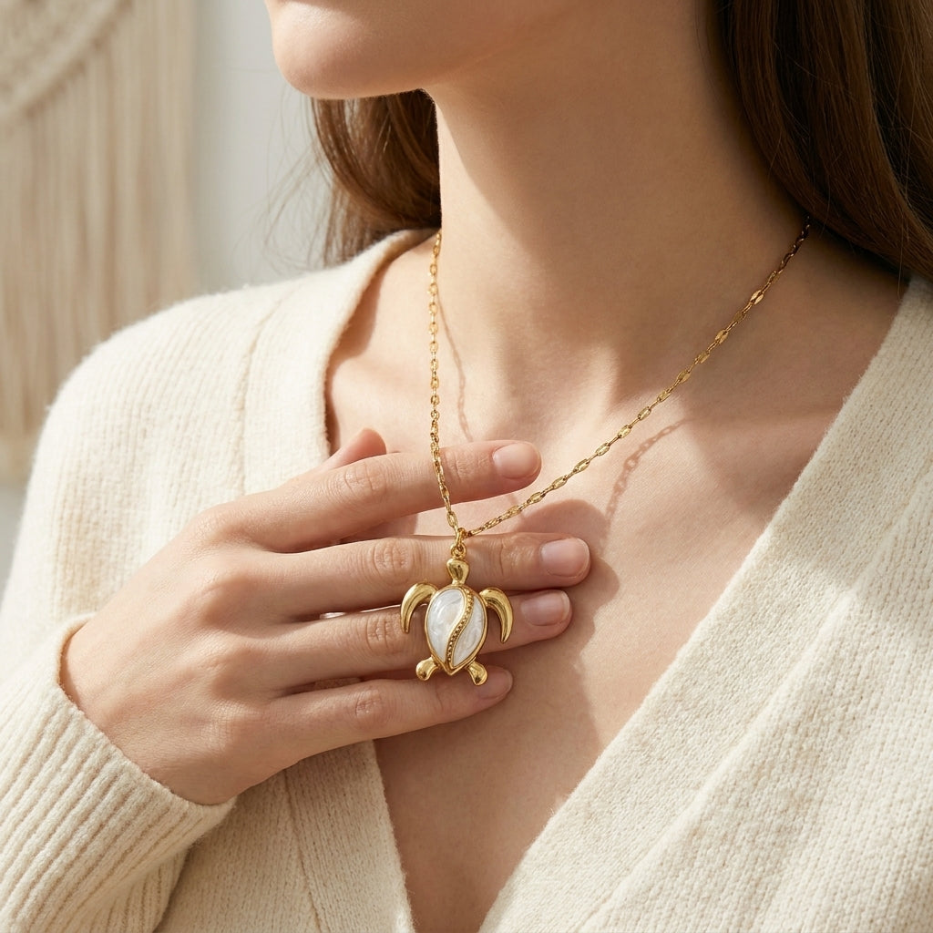 Turtelle Pendant Necklace